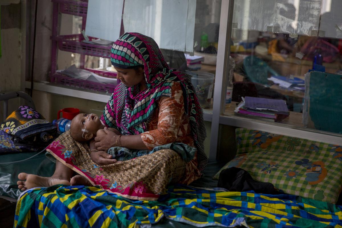 A child suffering from pneumonia admitted to MSF's medical facility in Kutupalong. 