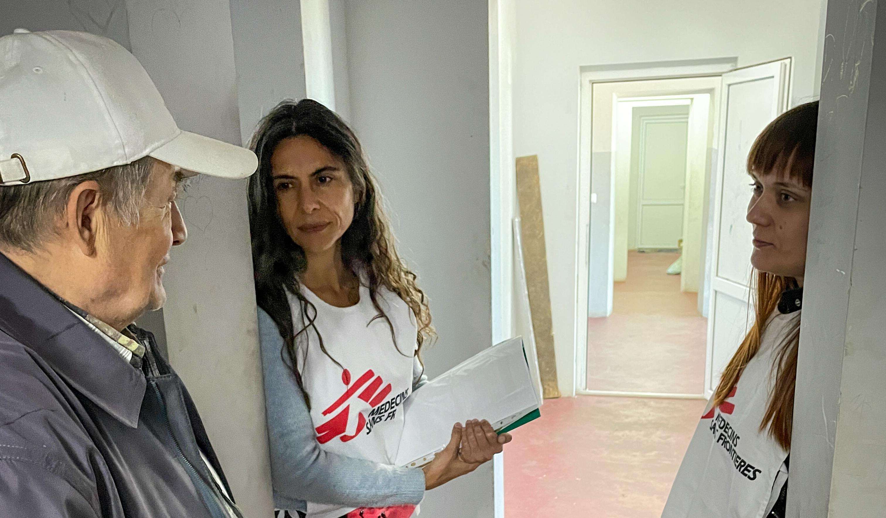 MSF mobile clinic staff speak with a person in a shelter for displaced people in Dnipropetrovsk oblast, Ukraine.