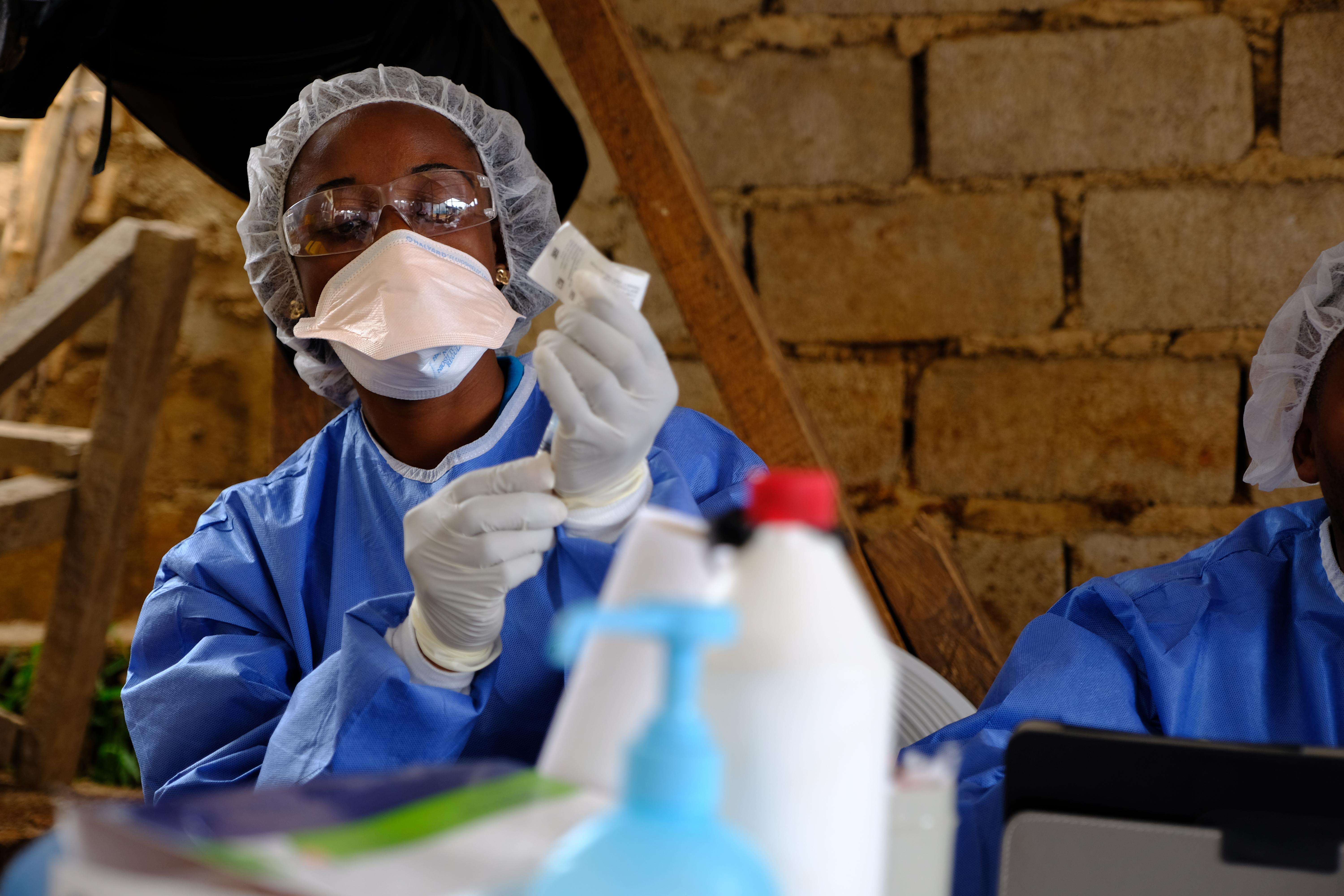 A health worker prepares an Ebola vaccine at the MSF-supported health center in Kanzulinzuli, Beni, DRC.