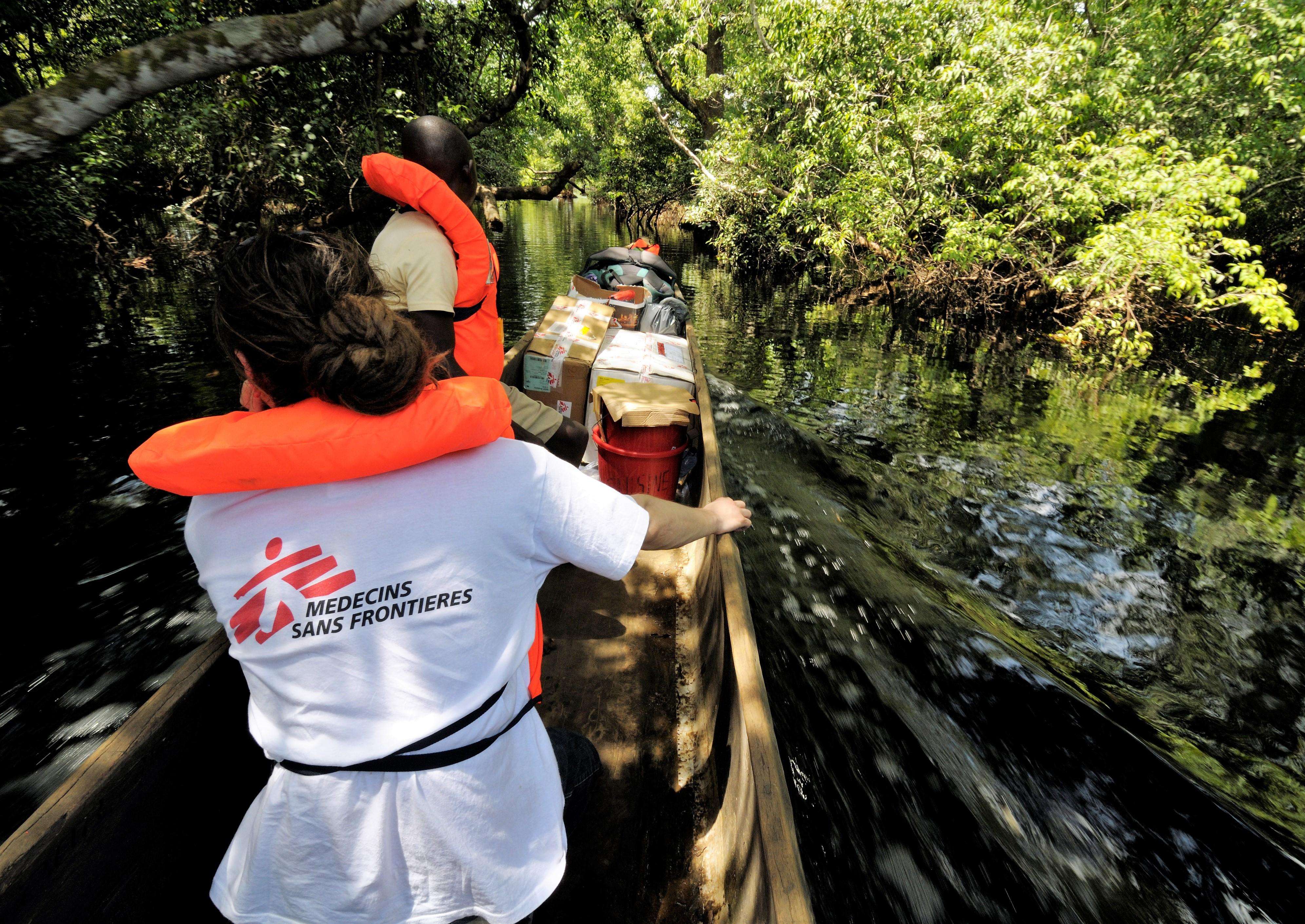 A field worker traveling by pirogue (dugout canoe) to the MSF sleeping sickness mobile team in northern Bandundu Province, DRC. 