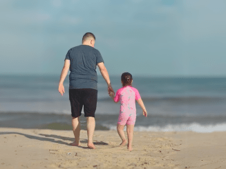 Dr. Sohaib Safi, MSF doctor, with his daughter on the beach in Gaza