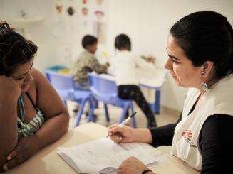 An MSF psychologist treats a patient at a health centre in Nueva Capital, a neighborhood on the outskirts of Tegucigalpa, Honduras. 