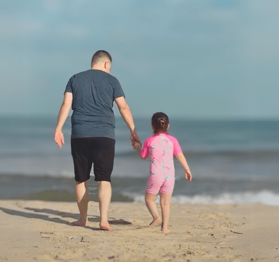 Dr. Sohaib Safi, MSF doctor, with his daughter on the beach in Gaza