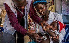 A pediatric consultation at the MSF health center in Bidi Bidi settlement.